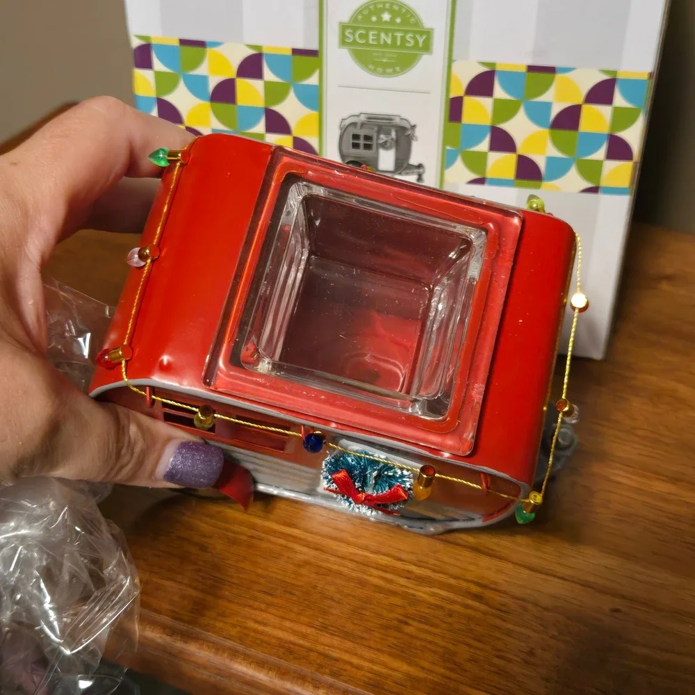 Scentsy Christmas Camper Red Retro Wax‎ Warmer Holiday Decor with Box and Plug
